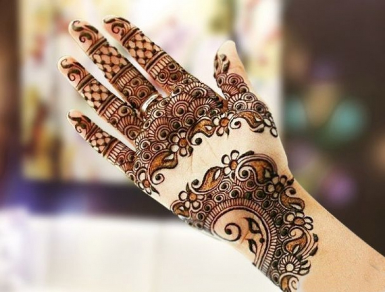 New Geometric mehndi design 2017 for front of hands