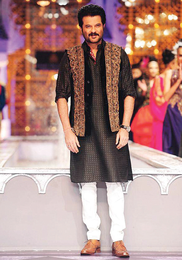 Mehndi Kurta Designs 2021 For Men In Black Color