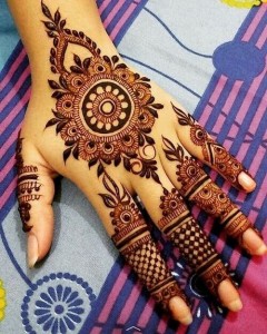 Simple Arabic Mehndi Design for Back of Hand