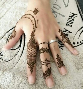 Simple Arabic Henna pattern for Hands