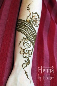 Simple Arabic Mehndi Design For Eid Wrist