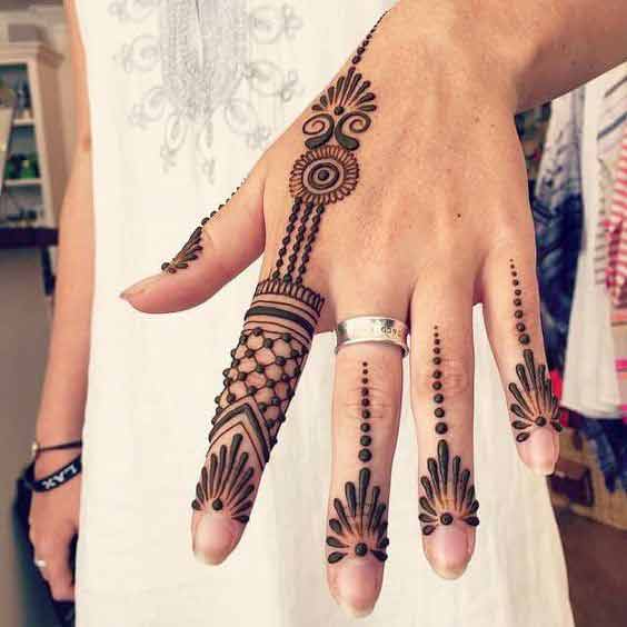 New style small mehndi deisgn for Back of Hand