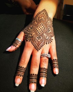 Simple Mehndi Designs for Hands