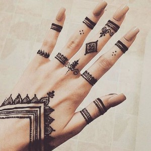 Simple Mehndi Designs for Hands