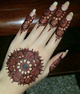 gol tikki mehndi design back hand