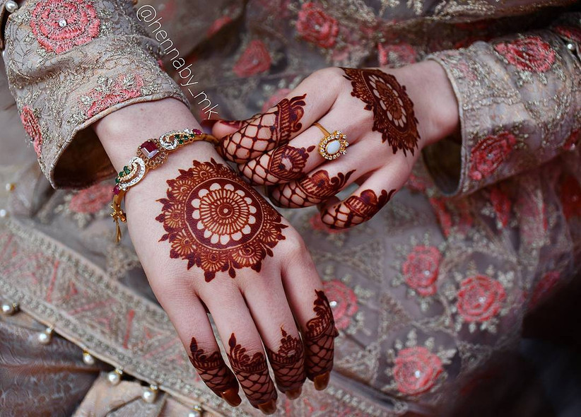 gol tikki mehndi design back hand